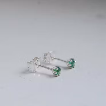 "Cordelia" earstuds in silver with tsavorite