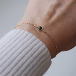 "Celestial" armband i guld med grön turmalin