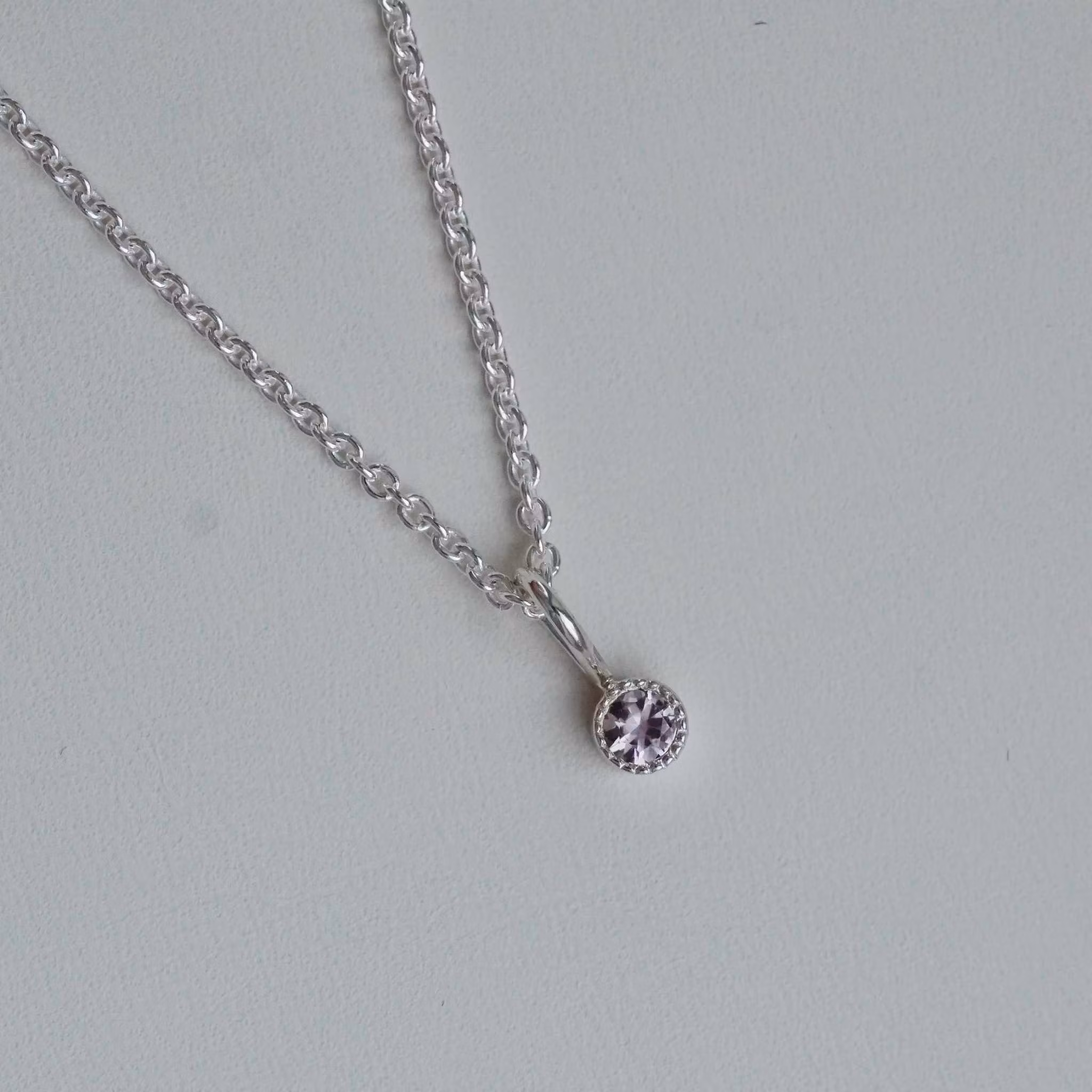 "Twinkle" pendant in silver with a light pink sapphire