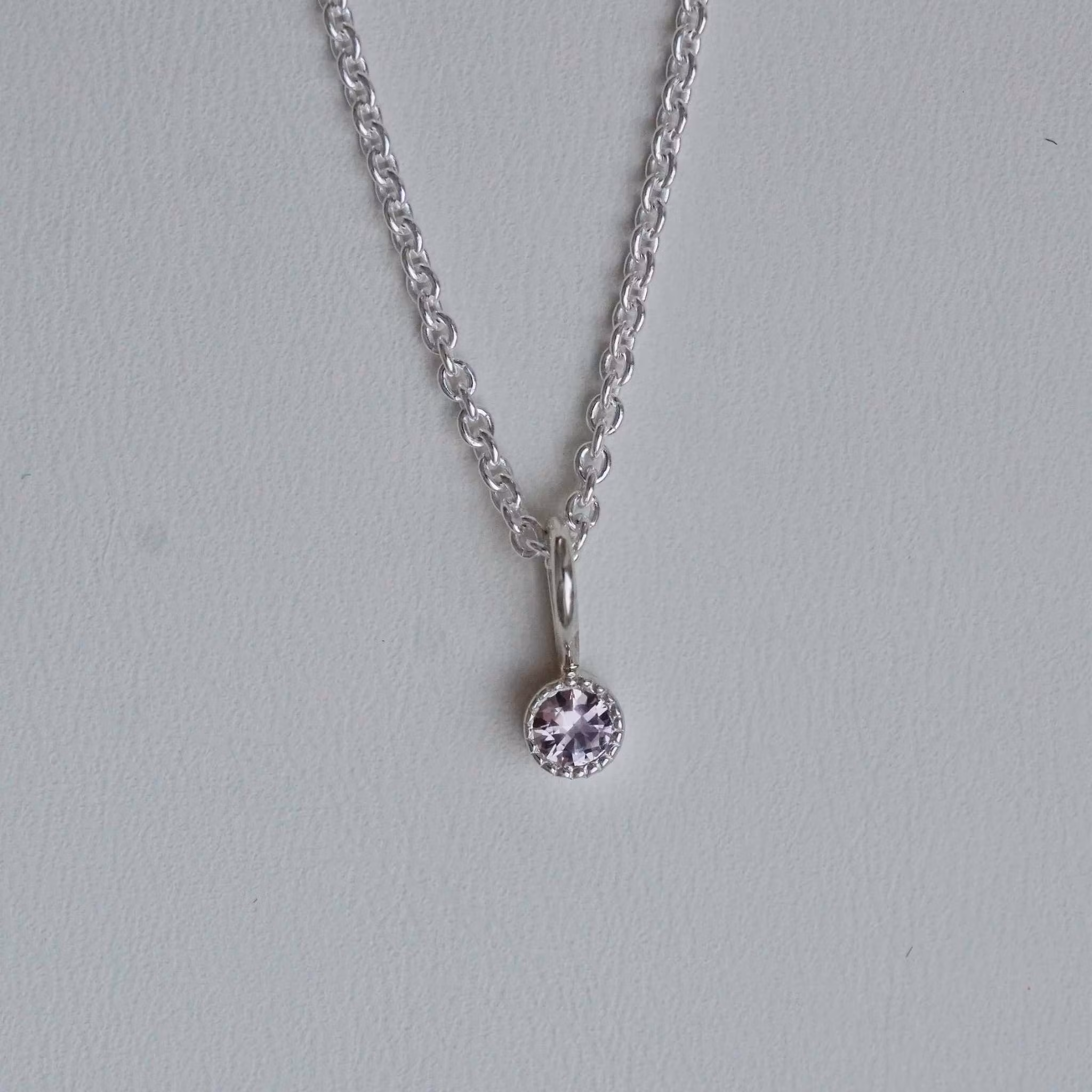 "Twinkle" pendant in silver with a light pink sapphire
