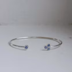 "Twinkle" stelt armband i silver med ljusblåa safirer