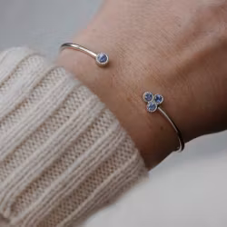 "Twinkle" stelt armband i silver med ljusblåa safirer