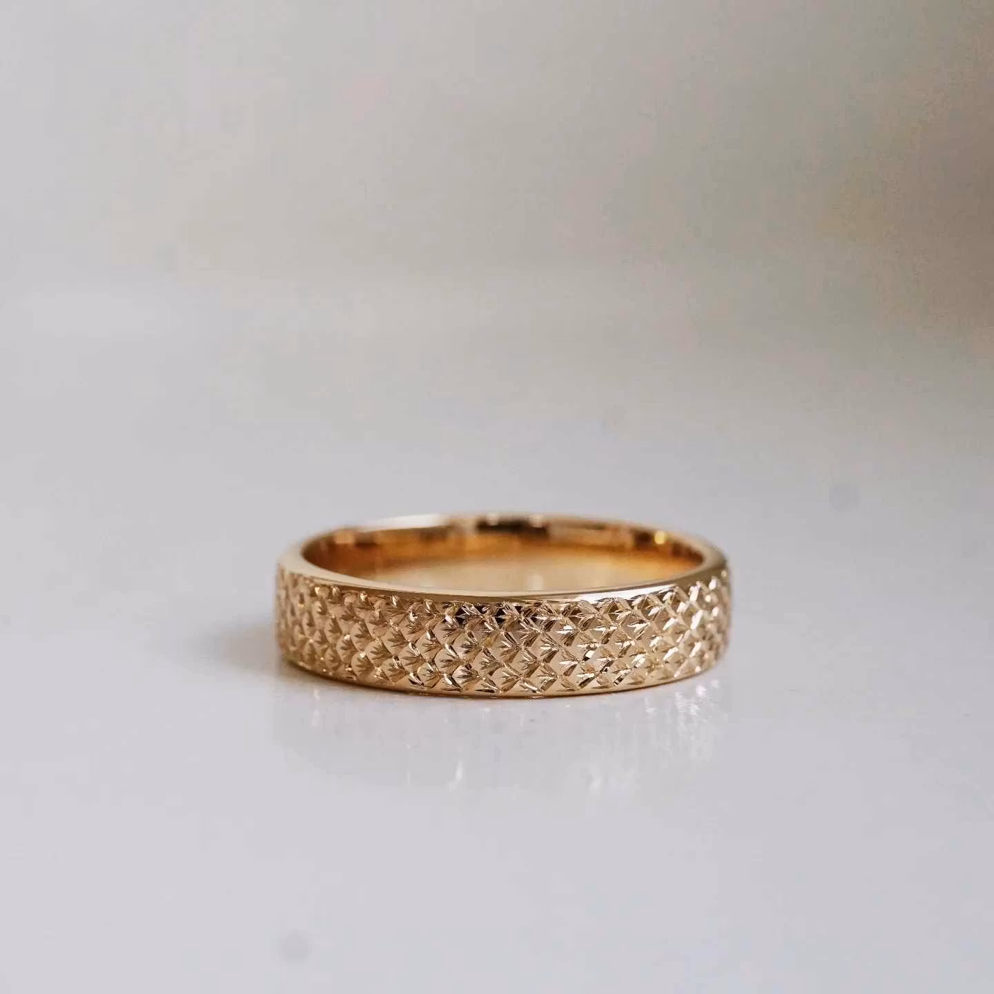"Baingyl" 5mm hand engraved gold ring
