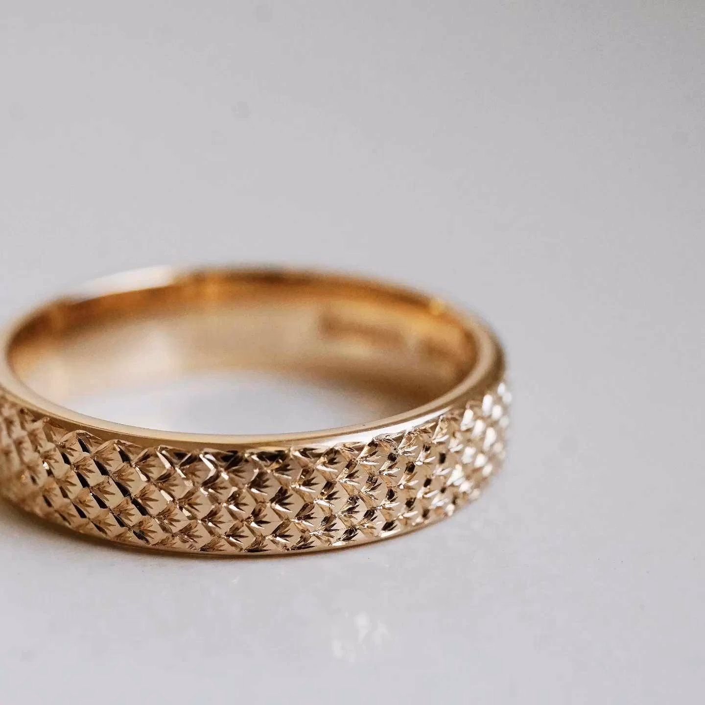 "Baingyl" 5mm hand engraved gold ring