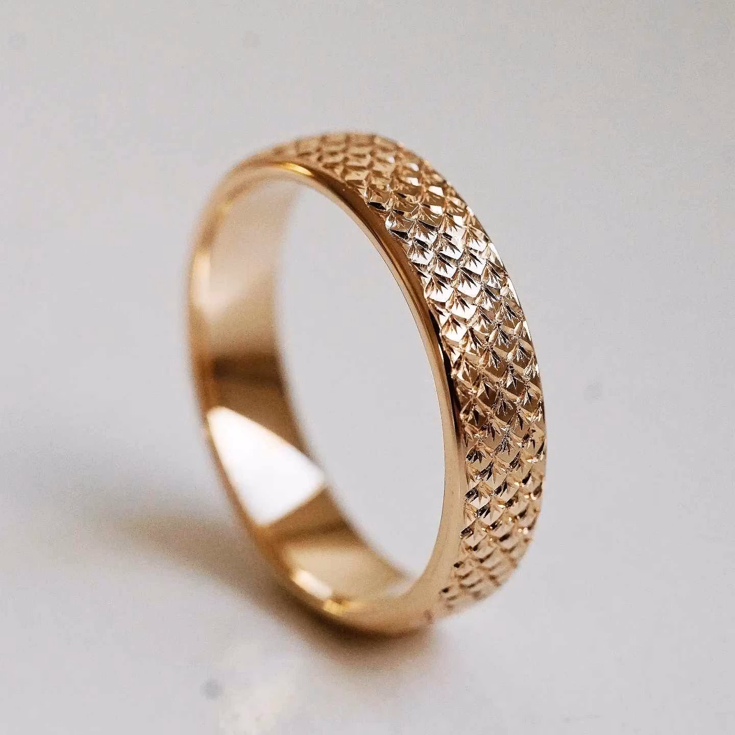 "Baingyl" 5mm hand engraved gold ring