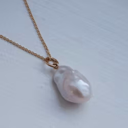 Pendant in gold with a baroque freshwater pearl