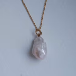 Pendant in gold with a baroque freshwater pearl