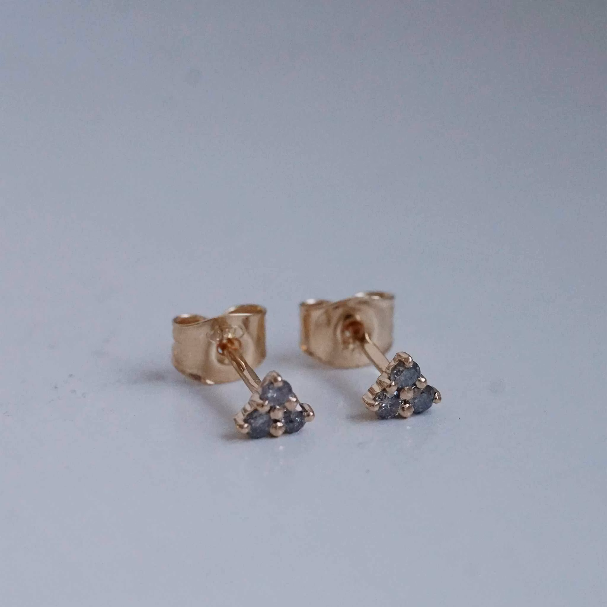 "Altair" örhängen i guld med grå diamanter