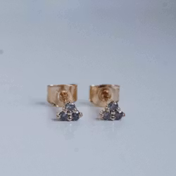 "Altair" örhängen i guld med grå diamanter