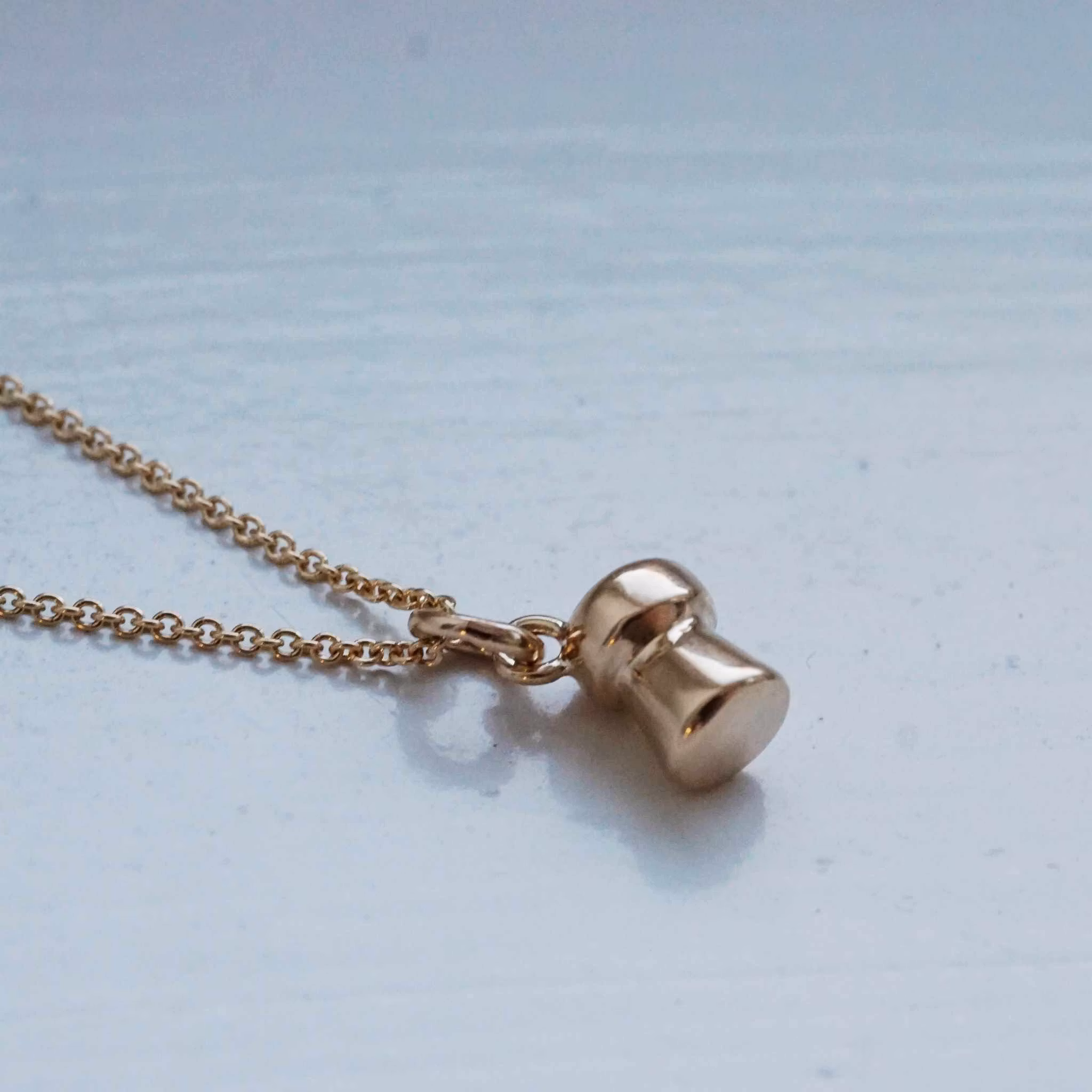 "Champagne" pendant in gold