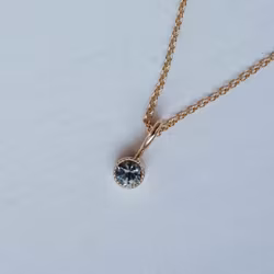 "Twinkle" hänge i guld med en flerfärgad safir