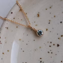 "Twinkle" hänge i guld med en flerfärgad safir