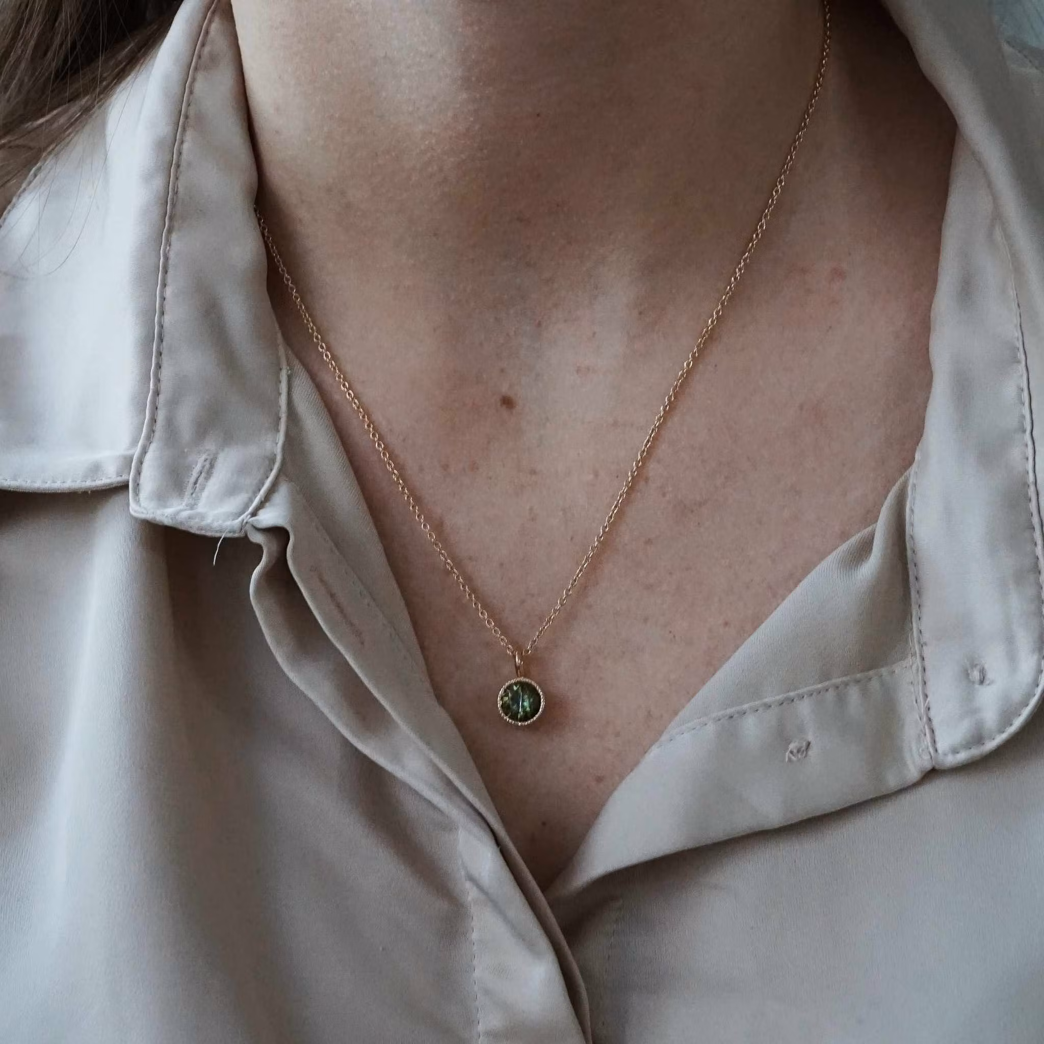 "Malmberget" pendant in gold with an apatite from Gällivare