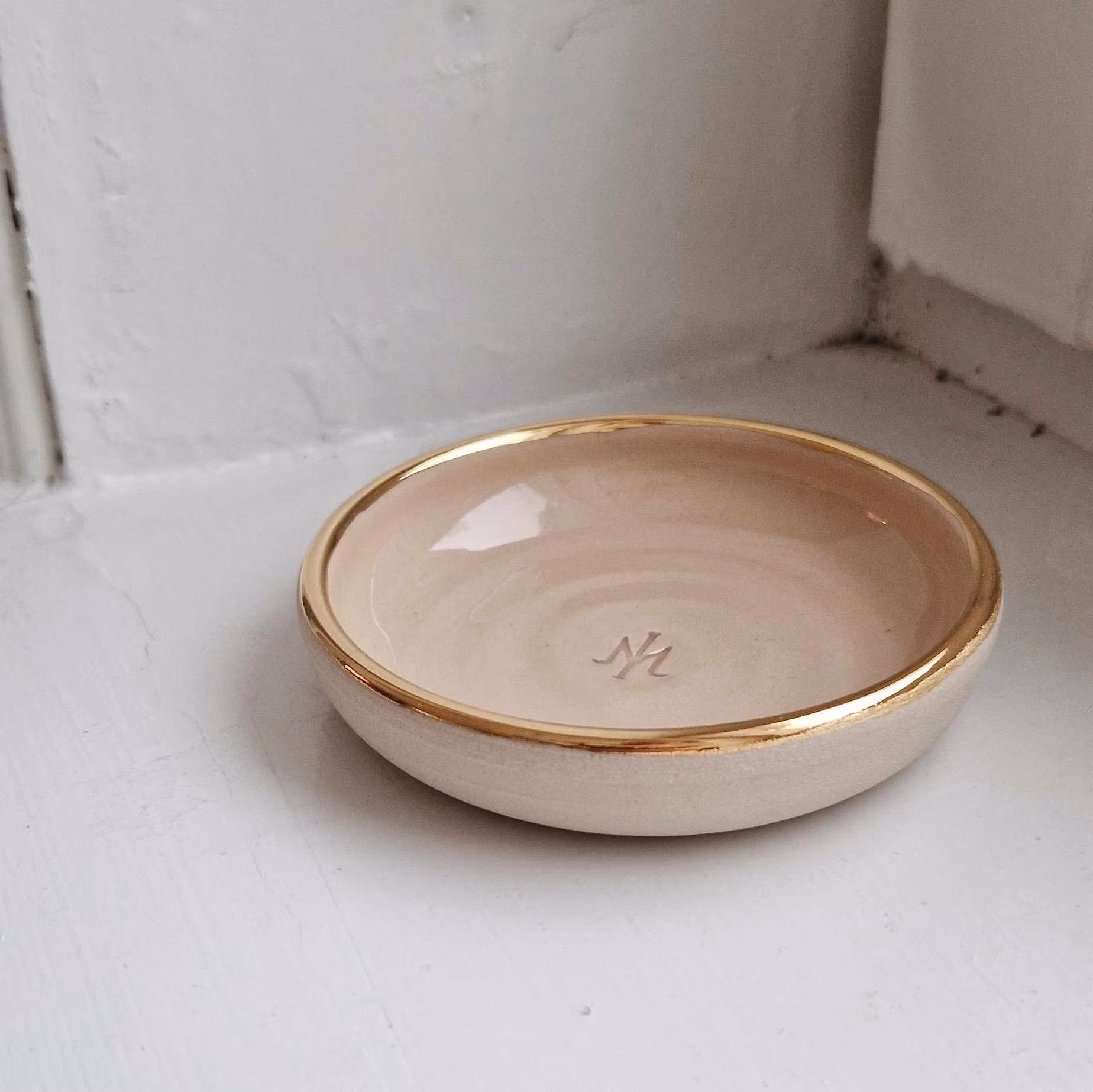 Smyckesfat ljusrosa med guldkant