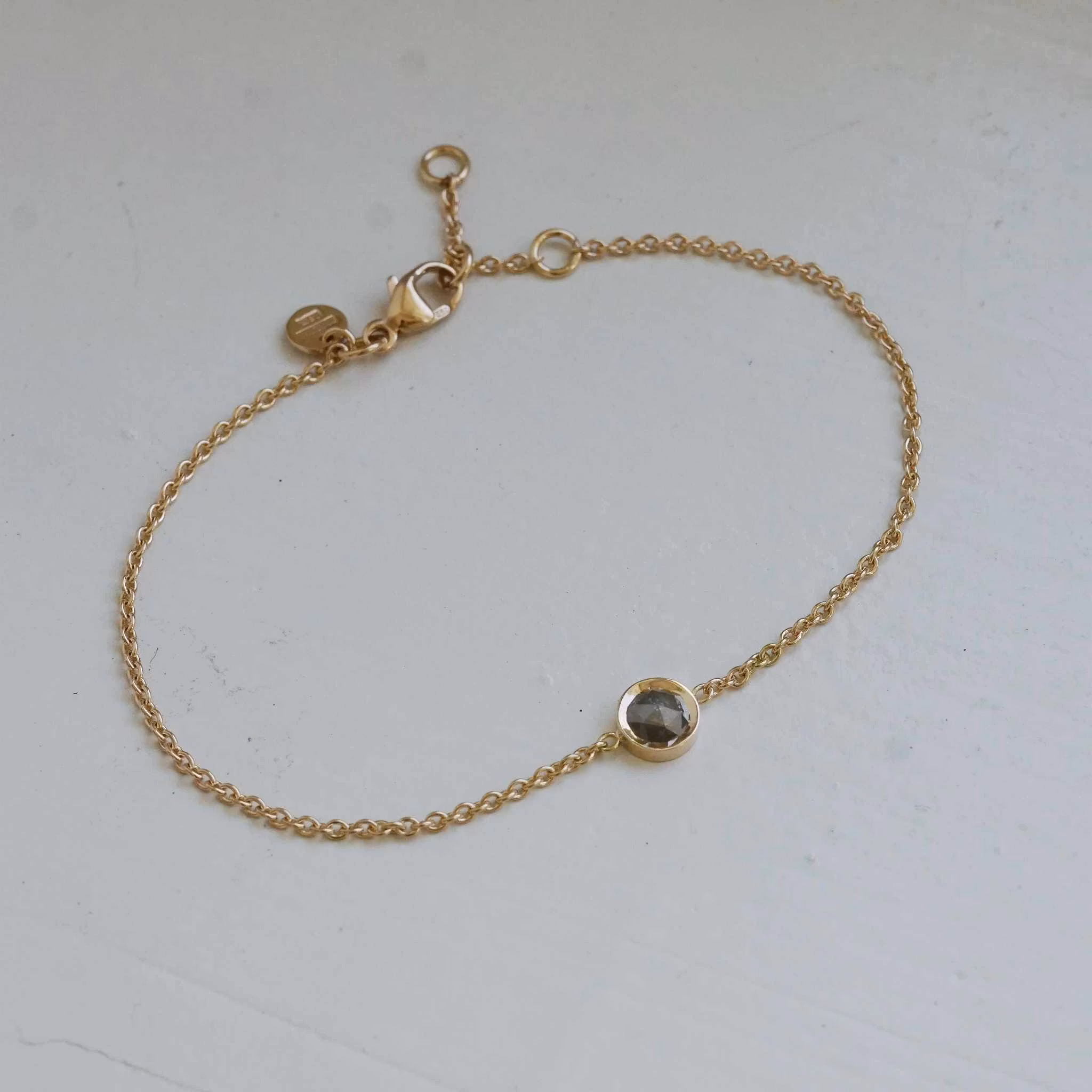 "Celestial" bracelet i gold with a grey diamond