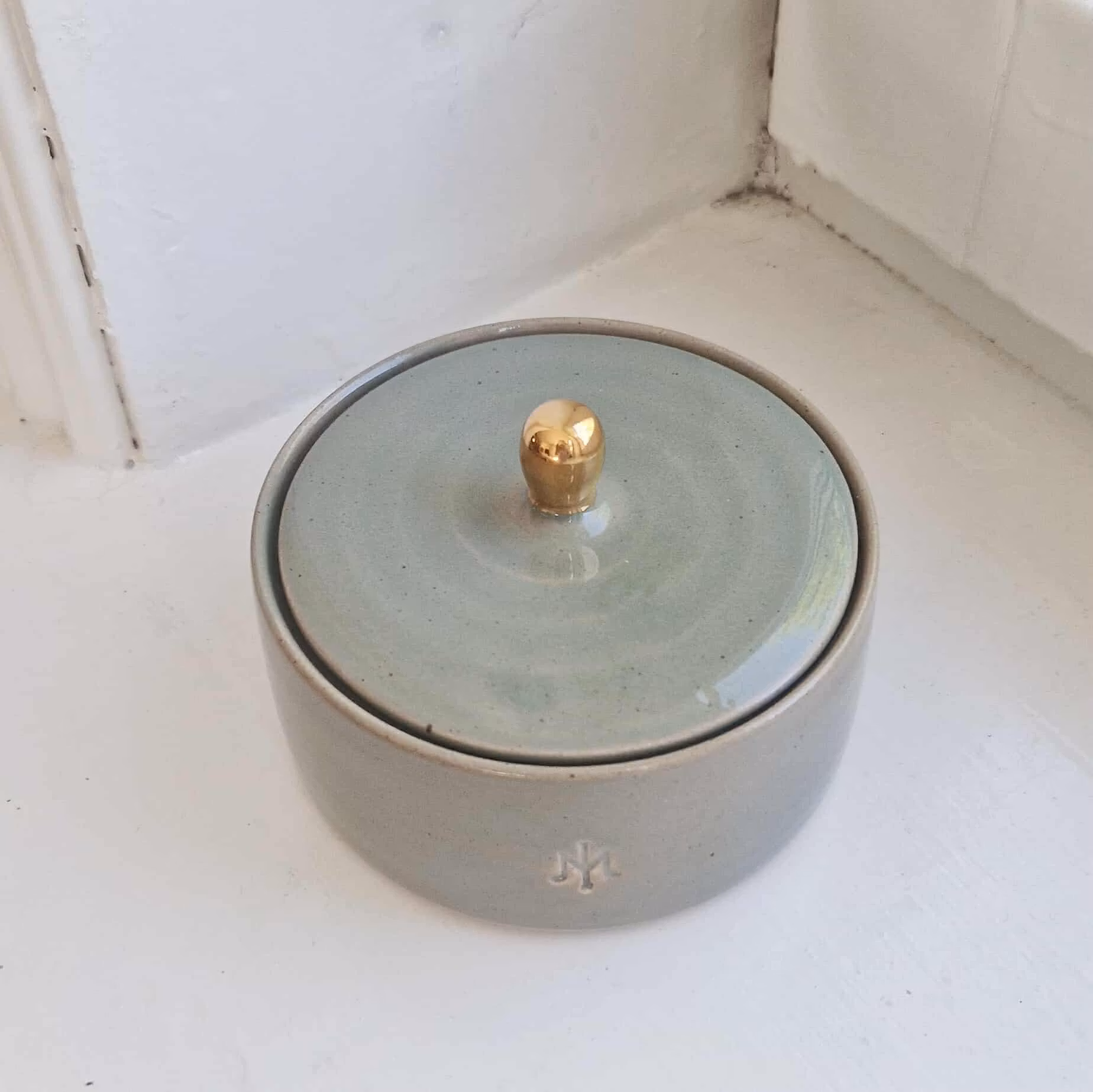 Smyckesask salvia med guldknopp