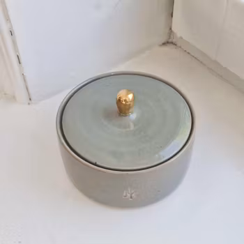 Smyckesask salvia med guldknopp