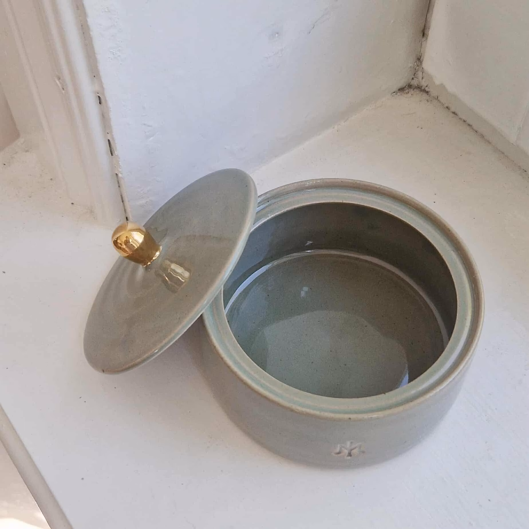 Smyckesask salvia med guldknopp