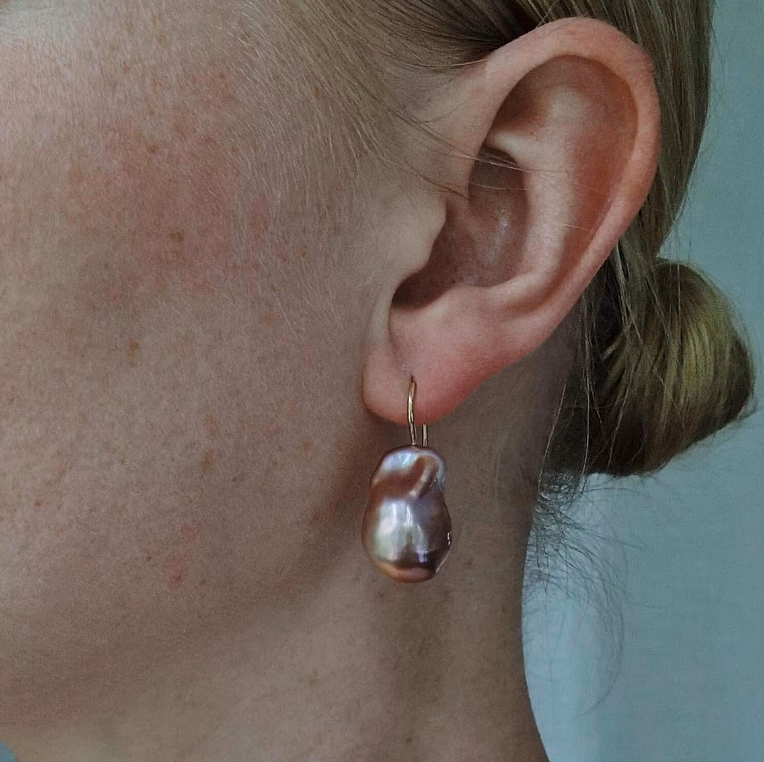 "Pearl drop" earrings in gold with baroque pink freshwater pearls