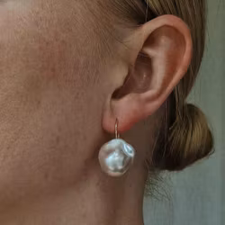 "Pearl drop" earrings in gold with baroque freshwater pearls
