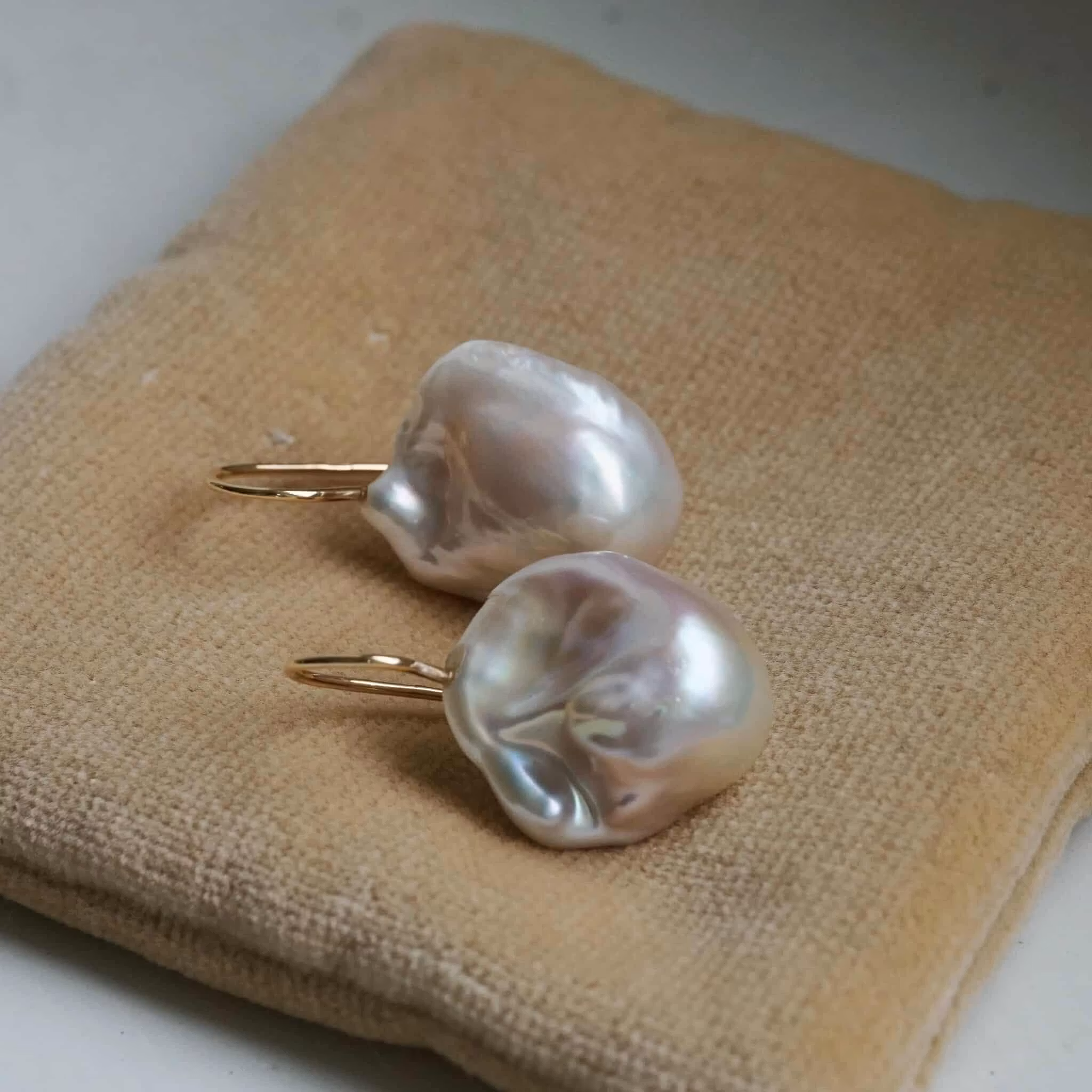 "Pearl drop" earrings in gold with baroque freshwater pearls