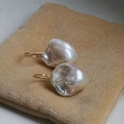 "Pearl drop" earrings in gold with baroque freshwater pearls