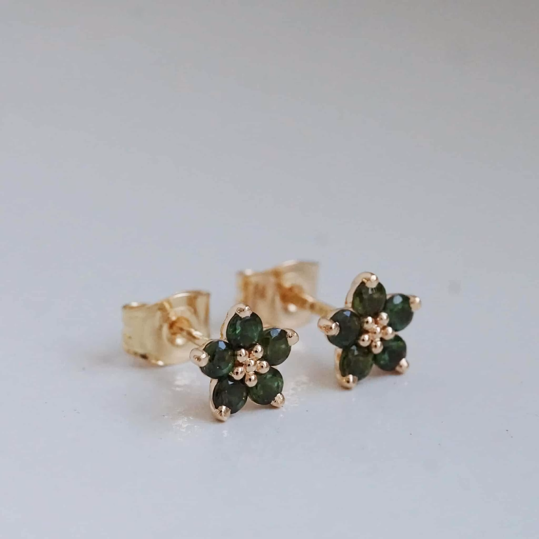 "Flora" earrings in gold with green tourmalines