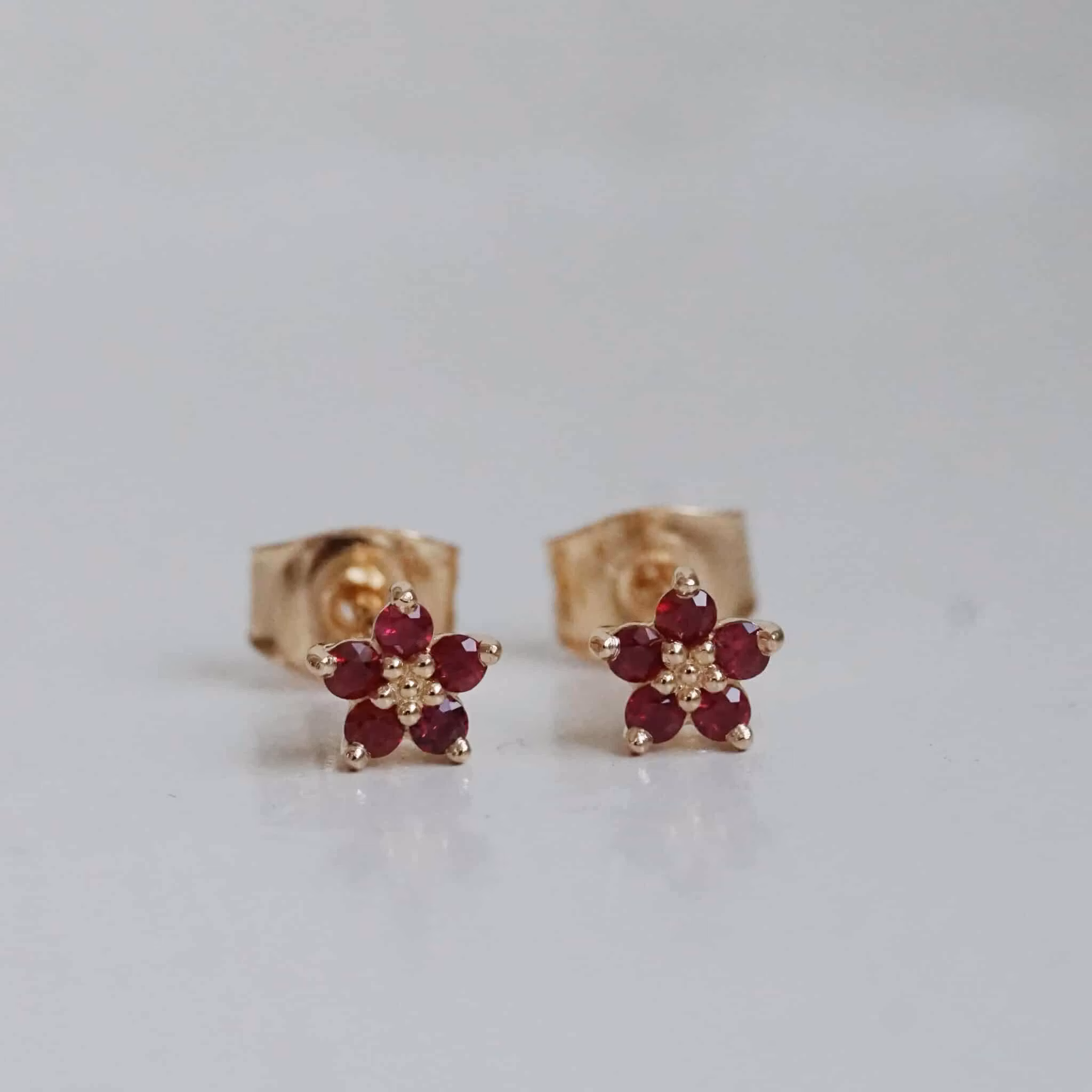 "Mini Flora" earrings in gold with rubies