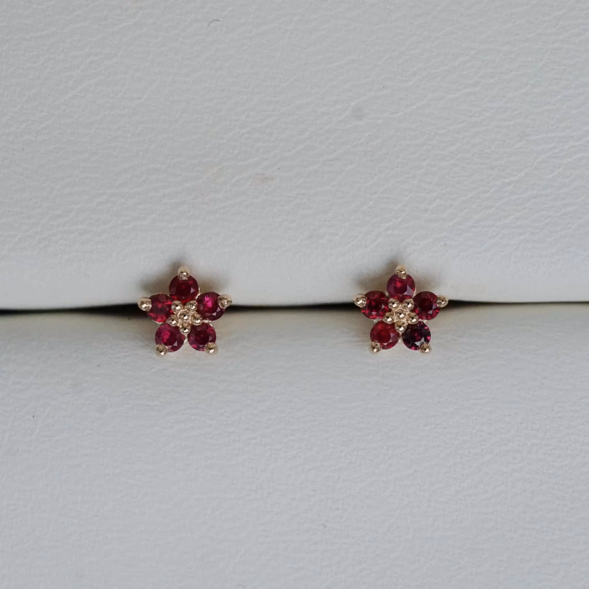 "Mini Flora" earrings in gold with rubies
