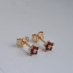 "Mini Flora" earrings in gold with rubies
