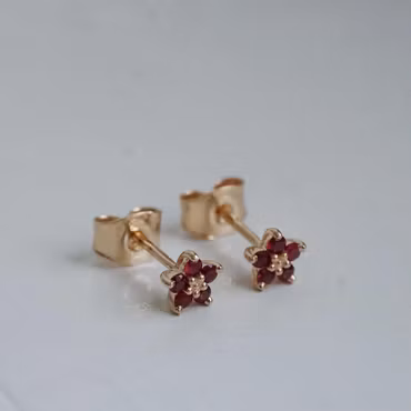 "Mini Flora" earrings in gold with rubies