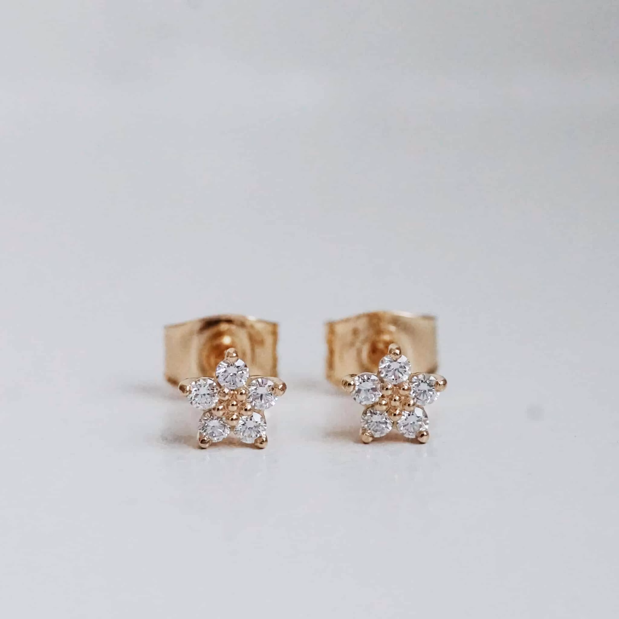 "Mini Flora" earrings in gold with diamonds