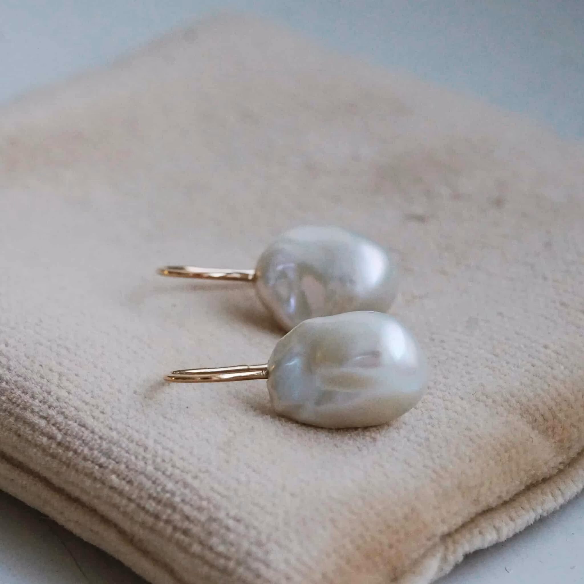 "Pearl drop mini" earrings in gold with baroque freshwater pearls