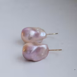 "Pearl drop" earrings in gold with baroque pink freshwater pearls