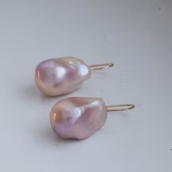 "Pearl drop" earrings in gold with baroque pink freshwater pearls