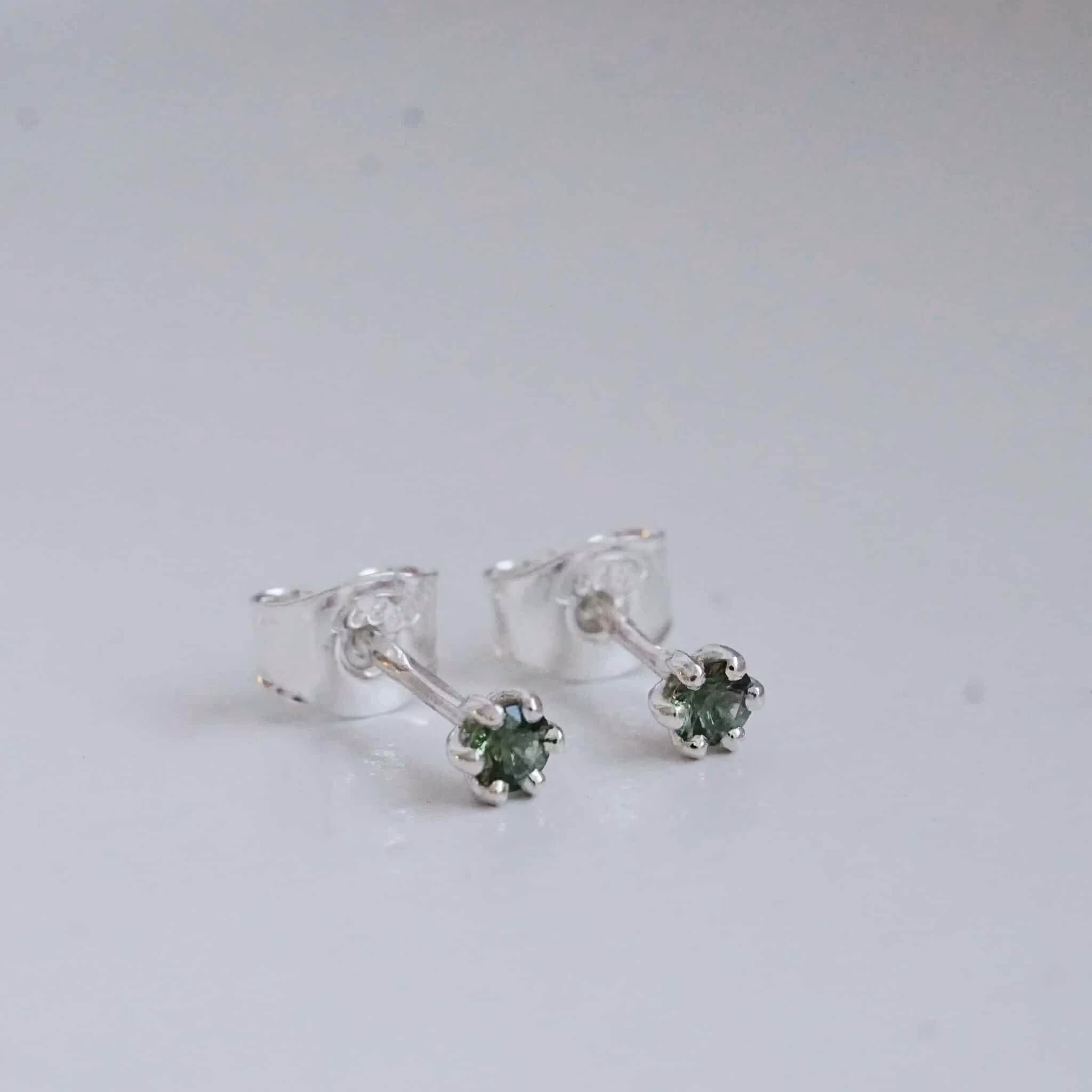 "Cordelia" earstuds in silver with tourmaline
