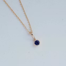 "Twinkle" pendant in gold with a sapphire