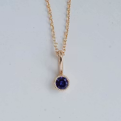 "Twinkle" pendant in gold with a sapphire