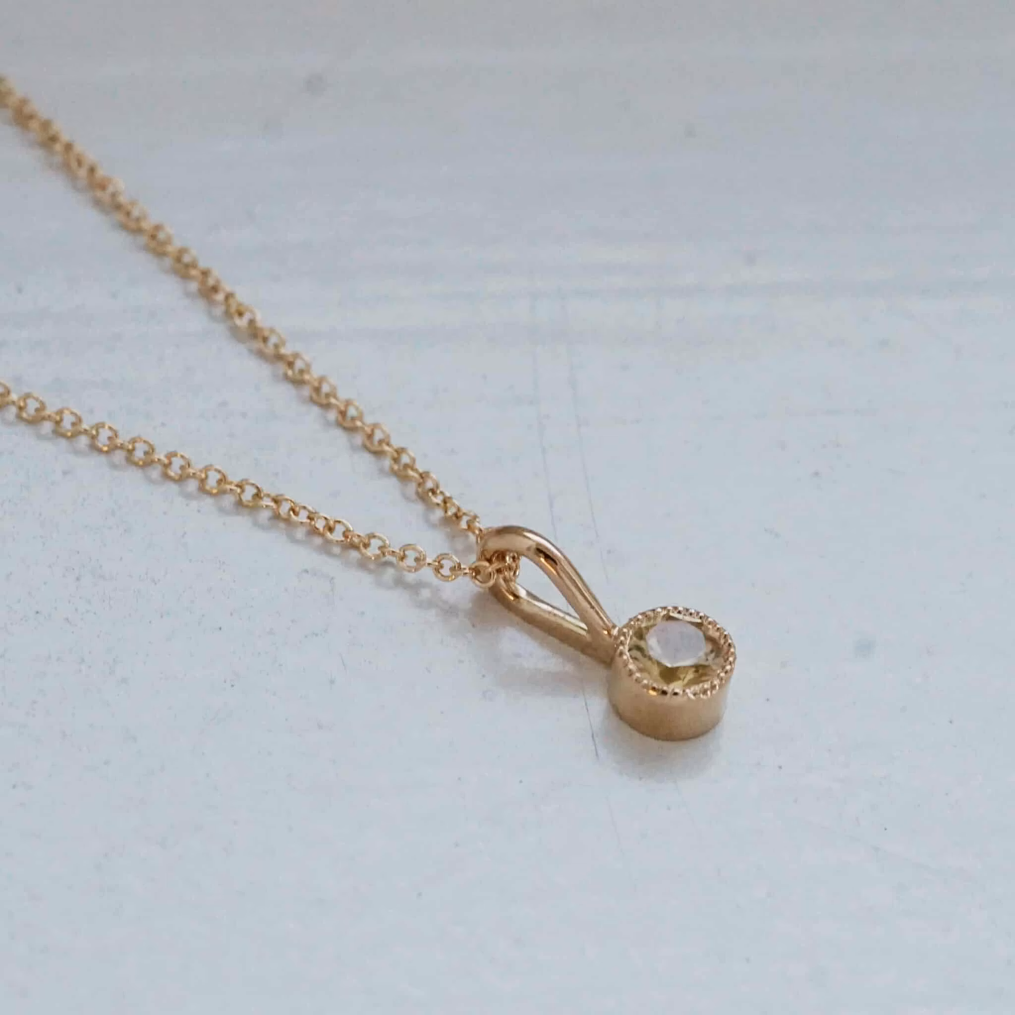 "Twinkle" pendant in gold with a light yellow sapphire