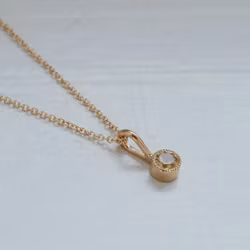 "Twinkle" pendant in gold with a light yellow sapphire