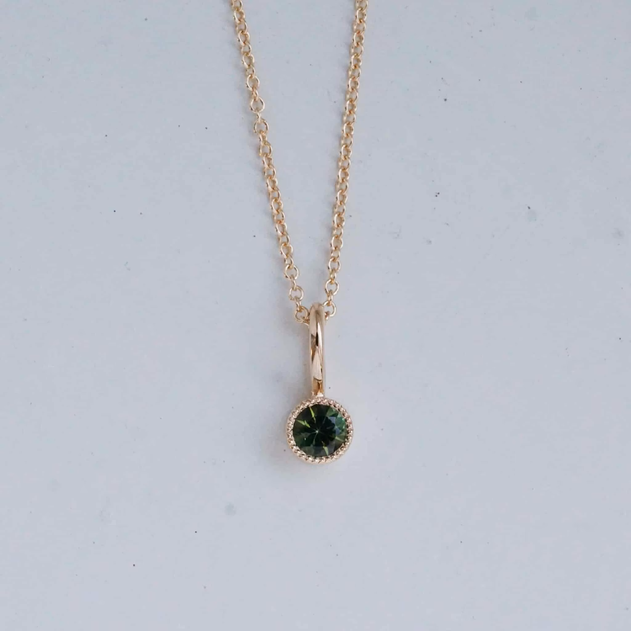 "Twinkle" pendant in gold with a green tourmaline