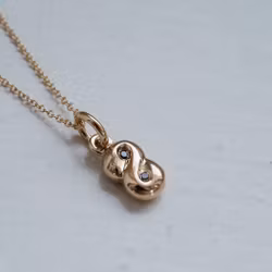 "Lussebulle" in gold with black diamonds