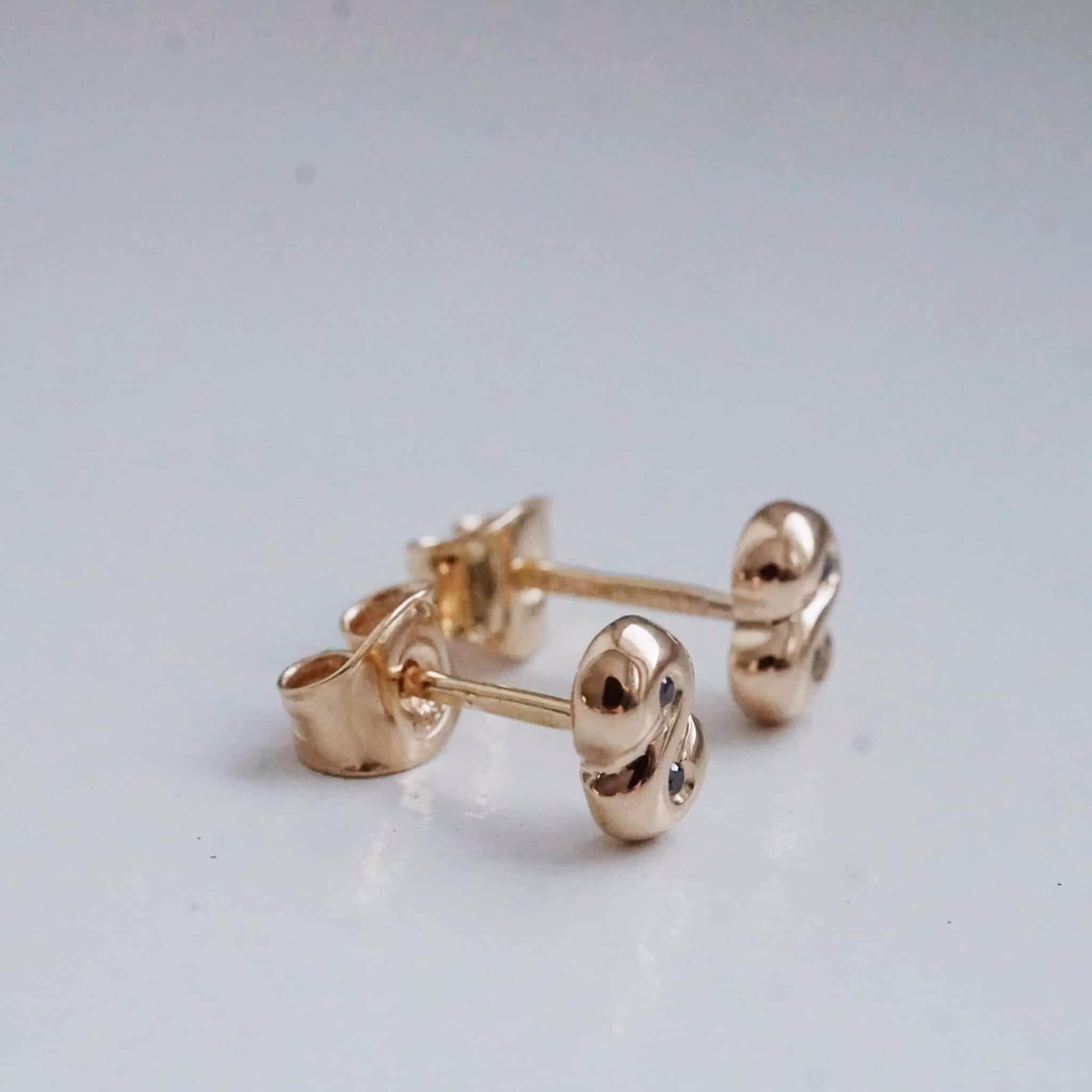 "Lussebulle" earrings in gold with black diamonds