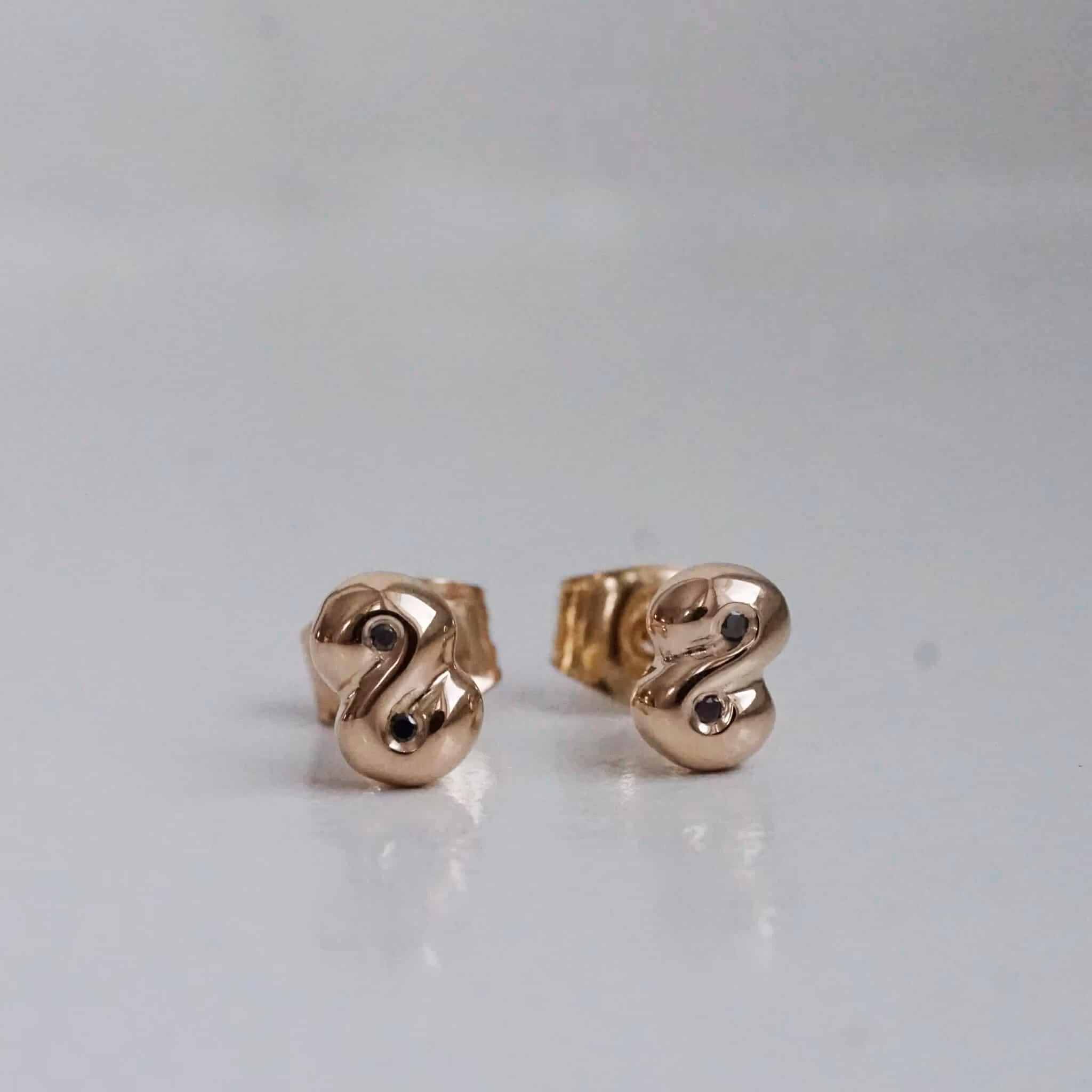 "Lussebulle" earrings in gold with black diamonds