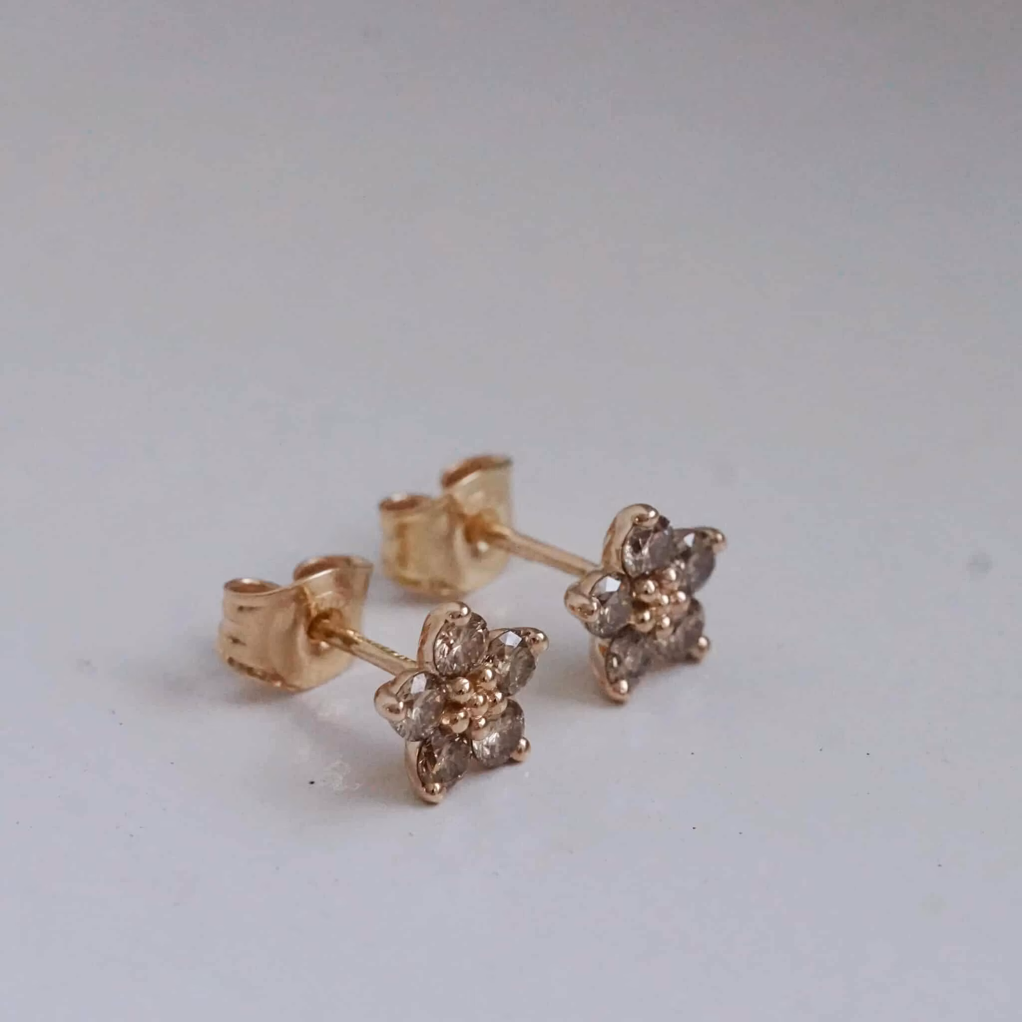 "Flora" earrings in gold with champagne diamonds