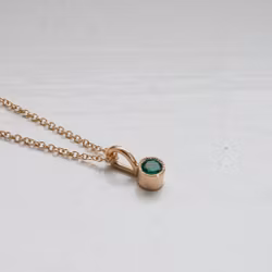 "Twinkle" pendant in gold with an emerald