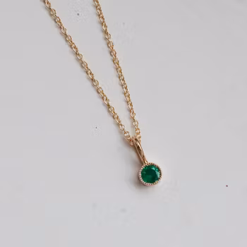 "Twinkle" pendant in gold with an emerald
