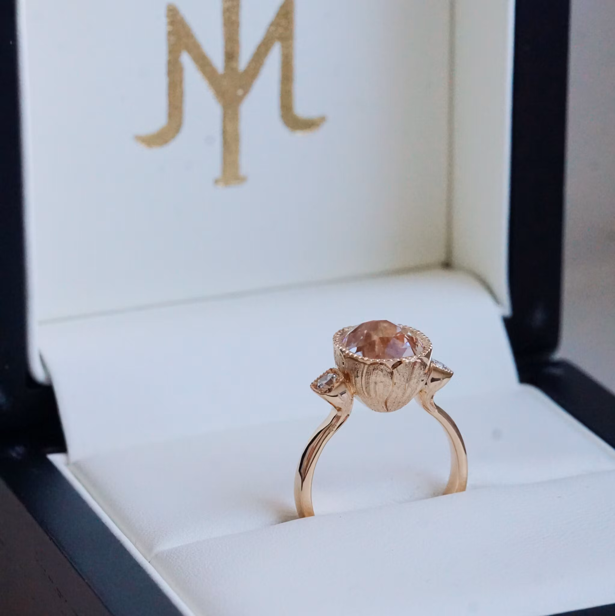 Cocktail "Nyponros" gold ring