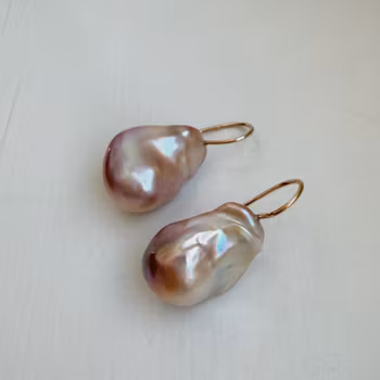 "Pearl drop" earrings in gold with baroque pink freshwater pearls