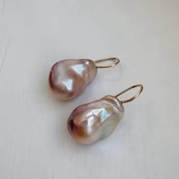 "Pearl drop" earrings in gold with baroque pink freshwater pearls